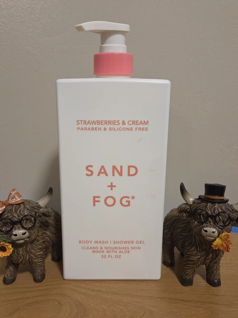 SAND + FOG Strawberries & Cream Body Wash - White/Pink